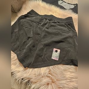 Lululemon dress shorts size 4
